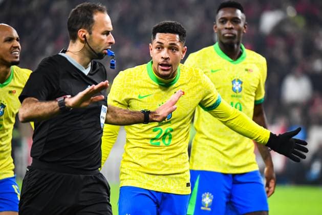 FOOTBALL: BRESIL - TUNISIE Baptiste AUTISSIER MAXPPP - Villeneuve-d Ascq 18 11 2025 Baptiste AUTISSIER Maxppp Lille ; 18 11 2025 ; JÃ rÃ me Brisard et Victor Roque lors du match Bresil vs Tunisie match preparatif pour la CAN 2025 a Lille le 18 novembre 2025. Villeneuve-d Ascq Villeneuve-d Ascq Haut de France France  Copyright: xMAXPPPxBaptistexAUTISSIERx BAU202511182991 BAU202511182991