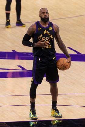 November 18, 2025, Los Angeles, California, USA: LeBron James 23 of the Los Angeles Lakers at the free throw line during their regular season NBA, Basketball Herren, USA game against the Utah Jazz on Tuesday November 18, 2025 at Crypto.com Arena in Los Angeles, California. ARIANA RUIZ PI Los Angeles USA - ZUMAp124 20251118_zaa_p124_057 Copyright: xArianaxRuizx