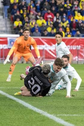 Ecuador and New Zealand in the United States Nilson Angulo of Ecuador battles for the ball with Ben Wayne of New Zealand at Sports Illustrated in Harrison, United States, on the afternoon of Tuesday, November 18, 2025. HARRISON NJ United States Copyright: xWilliamxVolcovx