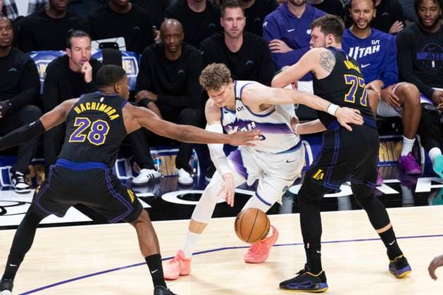 November 18, 2025, Los Angeles, California, USA: Utah Jazz s Lauri Markkanen (23) drives between Los Angeles LakersÃ¢â‚¬â ¢ Rui Hachimura (28) and Luka DonÄÂiÄ¡ (77) during an NBA, Basketball Herren, USA basketball game, in Los Angeles Tuesday, Nov. 18, 2025. Los Angeles USA - ZUMAc68_ 20251118_zaf_c68_035 Copyright: xRingoxChiux