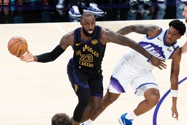 November 18, 2025, Los Angeles, California, USA: Los Angeles LakersÃ¢â‚¬â ¢ LeBron James (23) drives against Utah Jazz s Brice Sensabaugh (28) during an NBA, Basketball Herren, USA basketball game, in Los Angeles Tuesday, Nov. 18, 2025. Los Angeles USA - ZUMAc68_ 20251118_zaf_c68_045 Copyright: xRingoxChiux