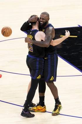 November 18, 2025, Los Angeles, California, USA: Los Angeles LakersÃ¢â‚¬â ¢ Austin Reaves (15) celebrates with LeBron James (23) after hitting a 3-point shot against the Utah Jazz during an NBA, Basketball Herren, USA basketball game, in Los Angeles Tuesday, Nov. 18, 2025. Los Angeles USA - ZUMAc68_ 20251118_zaf_c68_049 Copyright: xRingoxChiux