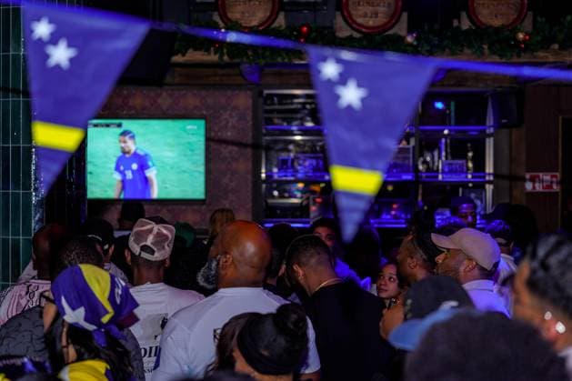 Fußball, WM Quali, Menschen in Rotterdam bejubeln das Nationalteam von Curacao ROTTERDAM - Curacao football fans watch the final qualifying match for the FIFA World Cup, WM, Weltmeisterschaft, Fussball in a Rotterdam cafe. ANP MARCO VAN DER CAAIJ netherlands out - belgium out Rotterdam xVIxxIVx 542467823 originalFilename: 542467823.jpg