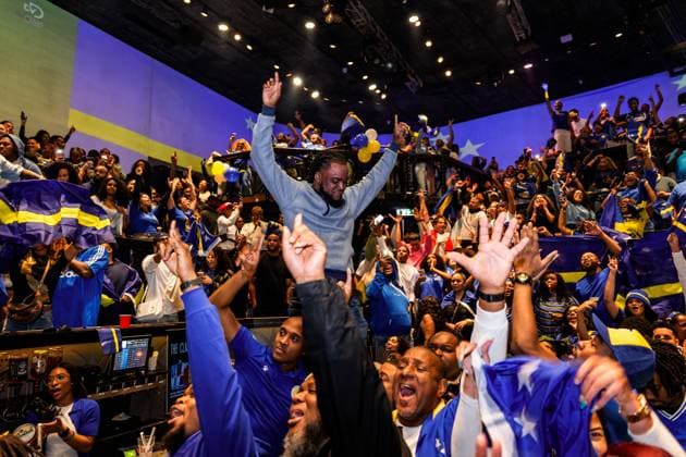 Fußball, WM Quali, Menschen in Rotterdam bejubeln das Nationalteam von Curacao ROTTERDAM - Curacao football fans watch the final qualifying match for the FIFA World Cup, WM, Weltmeisterschaft, Fussball in a Rotterdam cafe. ANP MARCO VAN DER CAAIJ netherlands out - belgium out Rotterdam xVIxxIVx 542474469 originalFilename: 542474469.jpg