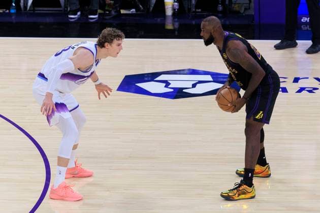 November 18, 2025, Los Angeles, California, USA: LeBron James 23 faces off against Lauri Markkanen 23 of the Utah Jazz during their regular season NBA, Basketball Herren, USA game on Tuesday November 18, 2025 at Crypto.com Arena in Los Angeles, California. Lakers defeat Jazz, 140-127. ARIANA RUIZ PI Los Angeles USA - ZUMAp124 20251118_zaa_p124_086 Copyright: xArianaxRuizx