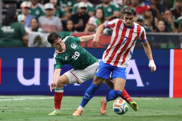 Mateo Chávez (L) of Mexico challenges Ramón Sosa of Paraguay for the ball during a friendly match between Mexico and Paraguay at the Alamodome in San Antonio, California, 18 November 2025. International Friendly, Länderspiel, Nationalmannschaft Mexico - Paraguay !ACHTUNG: NUR REDAKTIONELLE NUTZUNG!  Copyright: xCarlosxRamírezx AME378 20251119-55018578091_1