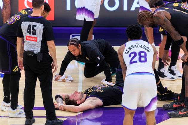 November 18, 2025, Los Angeles, California, USA: Luka Doncic 77 of the Los Angeles Lakers on the floor after colliding with Kyle Anderson 2 of the Utah Jazz during their regular season NBA, Basketball Herren, USA game on Tuesday November 18, 2025 at Crypto.com Arena in Los Angeles, California. Lakers defeat Jazz, 140-127. ARIANA RUIZ PI Los Angeles USA - ZUMAp124 20251118_zaa_p124_088 Copyright: xArianaxRuizx