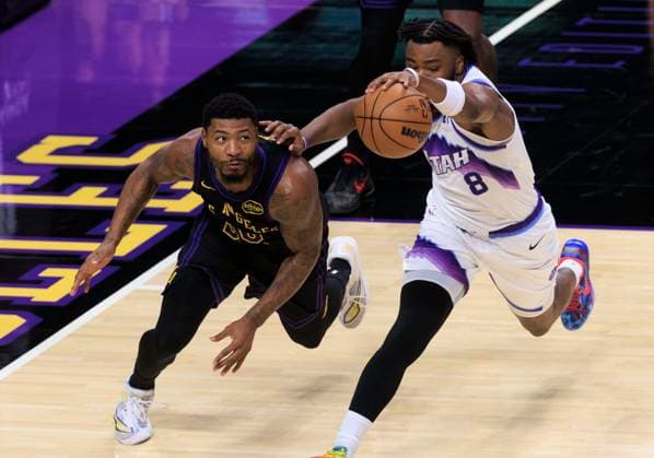 November 18, 2025, Los Angeles, California, USA: Isaiah Collier 8 of the Utah Jazz attempts to keep the ball in bounds as Marcus Smart 36 of the Los Angeles Lakers defends during their regular season NBA, Basketball Herren, USA game on Tuesday November 18, 2025 at Crypto.com Arena in Los Angeles, California. Lakers defeat Jazz, 140-127. ARIANA RUIZ PI Los Angeles USA - ZUMAp124 20251118_zaa_p124_093 Copyright: xArianaxRuizx