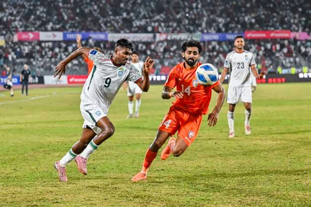 Fußball, Asienmeisterschaft Quali, Bangladesch - Indien Bangladesh v India - Football Match Bangladeshi Md Sahariar Emon and Indian Akash Mishra try to control the ball during the third round of the Asian Cup qualifiers match between Bangladesh and India at the National Stadium in Dhaka, Bangladesh, on November 18, 2025. (Final Score: Bangladesh 1:0 India). Dhaka Dhaka Bangladesh  Copyright: xZabedxHasnainxChowdhuryx originalFilename:chowdhury-banglade251118_np39D.jpg