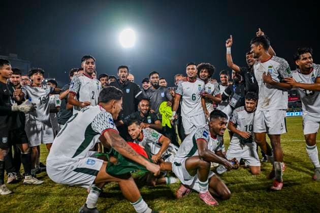 Fußball, Asienmeisterschaft Quali, Bangladesch - Indien Bangladesh v India - Football Match Bangladeshi players celebrate after winning the match during the third round of the Asian Cup qualifiers between Bangladesh and India at the National Stadium in Dhaka, Bangladesh, on November 18, 2025. (Final Score: Bangladesh 1:0 India). Dhaka Dhaka Bangladesh  Copyright: xZabedxHasnainxChowdhuryx originalFilename:chowdhury-banglade251118_np5t1.jpg