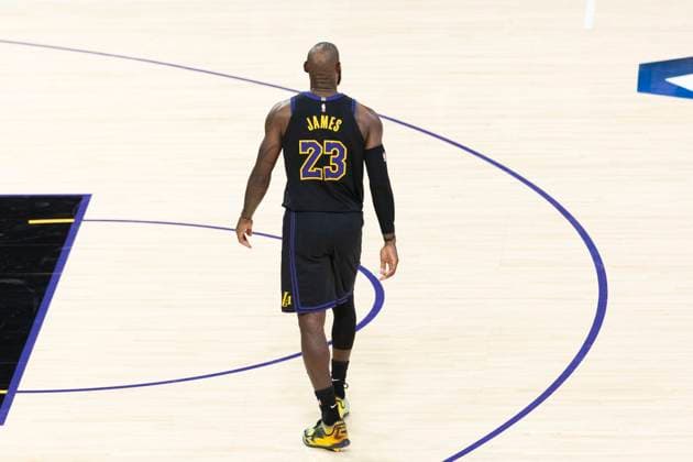 November 18, 2025, Los Angeles, California, United States: Los Angeles Lakers™ LeBron James (23) walks during an NBA, Basketball Herren, USA basketball game against the Utah Jazz, at Crypto.com Arena. Lakers 140:126 Jazz. Los Angeles United States - ZUMAs197 20251118_aaa_s197_552 Copyright: xRingoxChiux