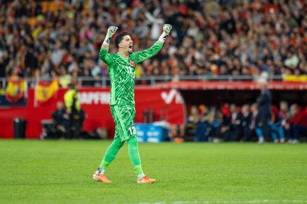Spain v Turkiye - FIFA World Cup, WM, Weltmeisterschaft, Fussball 2026 Qualifier SEVILLE, SPAIN - NOVEMBER 18: Altay Bayindir of Turkye celebrates his team s first goal during to the FIFA World Cup 2026 qualifier match between Spain and Turkiye at Estadio de La Cartuja on November 18, 2025 in Seville, Spain. (Photos by Gabriel Colchero Photo Players Images Magara Press) Sevilla Estadio de la Cartuja Sevilla Spain Copyright: xGabrielxColcherox