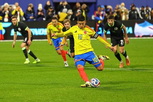 Colombia v Australia - International Friendly, Länderspiel, Nationalmannschaft Colombia midfielder James Rodriguez 10 scores on a penalty kick during the International Friendly soccer match against Australia at Citi Field in Corona, N.Y., on November 18, 2025. New York City N.Y. United States  Copyright: xGordonxDonovanx originalFilename:donovan-colombia251118_npmr5.jpg