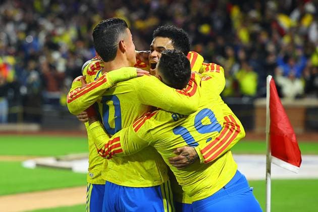 Colombia v Australia - International Friendly, Länderspiel, Nationalmannschaft Colombia forward Luis Diaz 7 is mobbed by teammates after scoring a goal during the International Friendly soccer match against Australia at Citi Field in Corona, N.Y., on November 18, 2025. New York City N.Y. United States  Copyright: xGordonxDonovanx originalFilename:donovan-colombia251118_npTvp.jpg