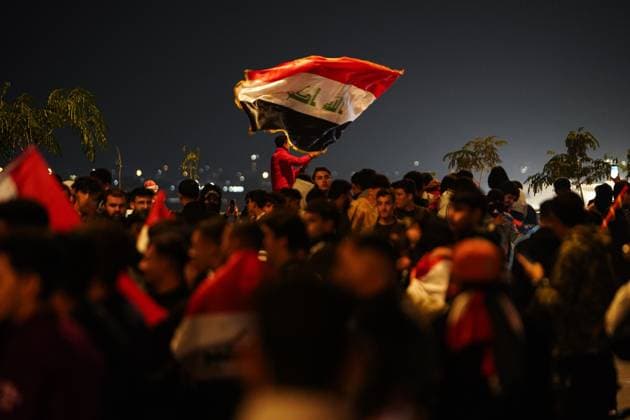 November 18, 2025, Mosul, Iraq: Iraqi young man waves flag as people celebrate following Iraq™s qualification to the 2026 World Cup international playoff. Iraq defeated the UAE 2-1 at Basra International Stadium in the second leg of the final round of the Asian qualifiers for the World Cup. Mosul Iraq - ZUMAs197 20251118_aaa_s197_561 Copyright: xIsmaelxAdnanx