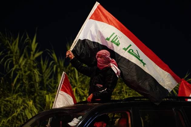 November 18, 2025, Mosul, Iraq: Iraqi young man waves flag as people celebrate following Iraq™s qualification to the 2026 World Cup international playoff. Iraq defeated the UAE 2-1 at Basra International Stadium in the second leg of the final round of the Asian qualifiers for the World Cup. Mosul Iraq - ZUMAs197 20251118_aaa_s197_565 Copyright: xIsmaelxAdnanx
