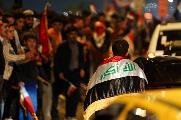 November 18, 2025, Mosul, Iraq: Iraqi young man waves flag as people celebrate following Iraq™s qualification to the 2026 World Cup international playoff. Iraq defeated the UAE 2-1 at Basra International Stadium in the second leg of the final round of the Asian qualifiers for the World Cup. Mosul Iraq - ZUMAs197 20251118_aaa_s197_570 Copyright: xIsmaelxAdnanx