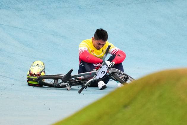 (251119) -- SHENZHEN, Nov. 19, 2025 -- Miao Runpeng of Shandong falls down during the men s final of cycling BMX racing at China s 15th National Games in Shenzhen, south China s Guangdong Province, Nov. 19, 2025. ) (SP)CHINA-15TH NATIONAL GAMES-CYCLING-BMX RACING-MEN-FINAL (CN) ChenxSihan 