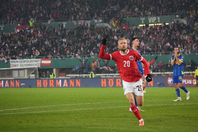Fussball Österreich, FIFA WM Qualifikation Europa UEFA 2026, Spieltag 10 - ÖFB Österreich vs. Bosnien und Herzegowina NFSBIH - Ernst-Happel-Stadion (Wien, Österreich): Konrad Laimer (Österreich, 20) mit dem vermeindlichen 1:1 - VAR Check, Foulspiel, Tor, Torjubel, Jubel Copyright: xLukasxBierederx