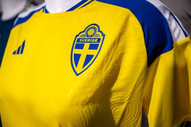 251119 The official jersey of the Swedish women s national football team at a press conference, PK, Pressekonferenz on November 19, 2025 in Stockholm. Photo: Johanna Säll BILDBYRAN kod JL JL0571 fotboll football soccer fotball nations league uefa womens nations league presskonferens press conference sverige sweden dam bbeng genre adidas Copyright: JOHANNAxSÄLL BB251119BB324