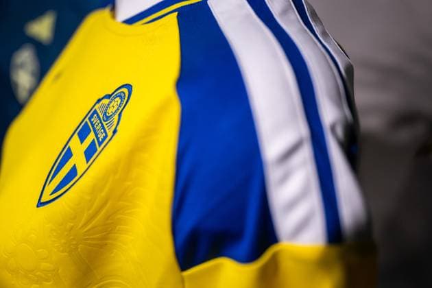 251119 The official jersey of the Swedish women s national football team at a press conference, PK, Pressekonferenz on November 19, 2025 in Stockholm. Photo: Johanna Säll BILDBYRAN kod JL JL0571 fotboll football soccer fotball nations league uefa womens nations league presskonferens press conference sverige sweden dam bbeng genre adidas Copyright: JOHANNAxSÄLL BB251119BB325