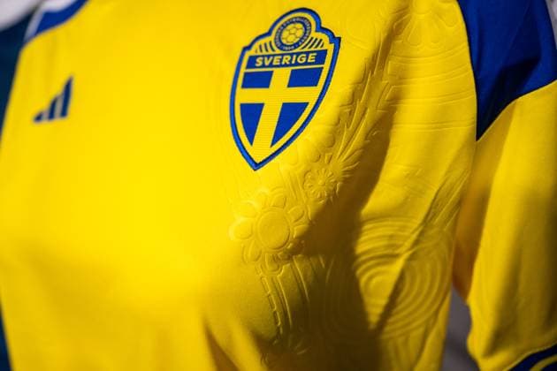 251119 The official jersey of the Swedish women s national football team at a press conference, PK, Pressekonferenz on November 19, 2025 in Stockholm. Photo: Johanna Säll BILDBYRAN kod JL JL0571 fotboll football soccer fotball nations league uefa womens nations league presskonferens press conference sverige sweden dam bbeng genre adidas Copyright: JOHANNAxSÄLL BB251119BB327