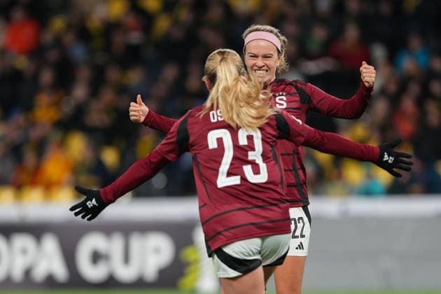 Schweiz: UEFA Women s Europa Cup 2025 26 1 8 final, BSC YB Frauen vs AC Sparta Praha - Stadion Wankdorf, Bern: Franny Cerna (22 Sparta Praha) jubelt nach ihrem tor mit Elizabeth Ospeck (23 Sparta Praha) Bern Stadion Wankdorf Bern Schweiz Copyright: xKjetilxWaberx