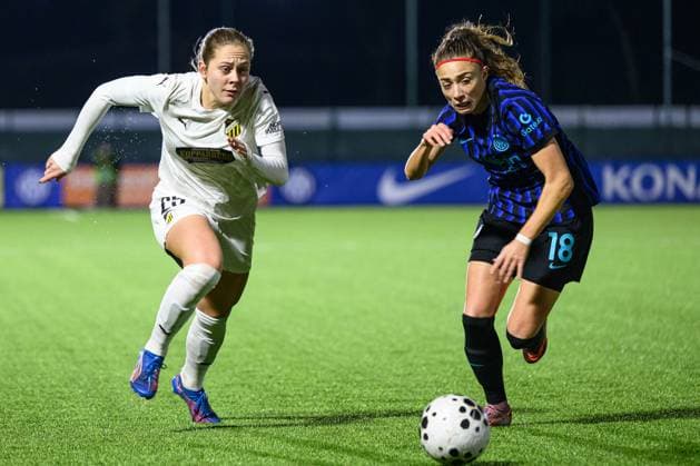 251119 Alice Bergström of Häcken and Benedetta Glionna of Inter during the UEFA Women s Europa Cup between Inter and Häcken on November 19, 2025 in Milano. Photo: Daniel Stiller BILDBYRAN kod DS DS0528 fotboll football soccer fotball europa cup inter häcken uefa womens europa cup dam bbeng Copyright: DANIELxSTILLER BB251119DS013