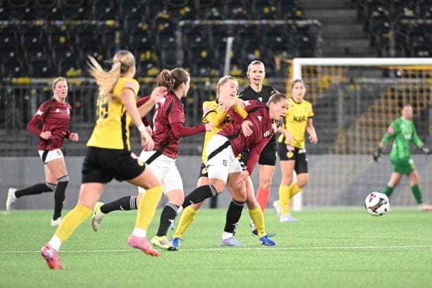BERN, SWITZERLAND - NOVEMBER 19: Athena Kuehn of Young Boys l) against Michaela Khyrova of Sparta Praha r) during the UEFA Women s Europa Cup 2025 26 Round of 16 Second Leg match between BSC Young Boys and AC Sparta Praha at Stadion Wankdorf on November 19, 2025 in Bern, Switzerland. Bern Stadion Wankdorf Bern Switzerland Copyright: xJustPictures.ch ManuelxWinterbergerx jp-en-EuSpIm-MWI_5394
