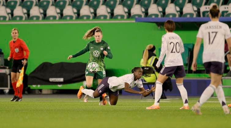 Foto : Janou LEVELS (Wolfsburg) gegen Simi AWUJO (Manchester) Fussball Championsleague der Frauen am Mi. 19.11.2025 VfL Wolfsburg - Manchester United, ManU