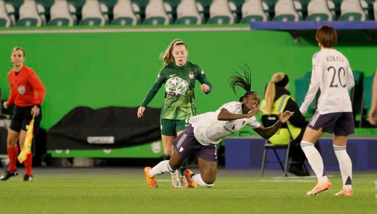 Foto : Janou LEVELS (Wolfsburg) gegen Simi AWUJO (Manchester) Fussball Championsleague der Frauen am Mi. 19.11.2025 VfL Wolfsburg - Manchester United, ManU