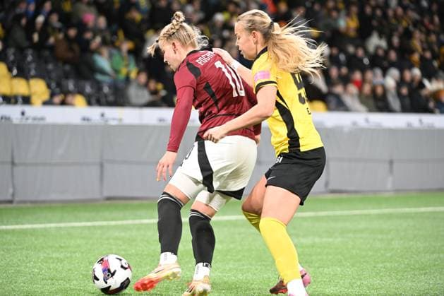 BERN, SWITZERLAND - NOVEMBER 19: Michaela Khyrova of Sparta Praha l) against Maja Jelcic of Young Boys r) during the UEFA Women s Europa Cup 2025 26 Round of 16 Second Leg match between BSC Young Boys and AC Sparta Praha at Stadion Wankdorf on November 19, 2025 in Bern, Switzerland. Bern Stadion Wankdorf Bern Switzerland Copyright: xJustPictures.ch ManuelxWinterbergerx jp-en-EuSpIm-MWI_5417