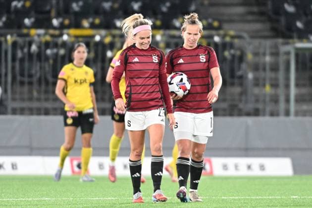 BERN, SWITZERLAND - NOVEMBER 19: Michaela Khyrova of Sparta Prahay r) celebrating here score with Franny Cerna of Sparta Praha l) during the UEFA Women s Europa Cup 2025 26 Round of 16 Second Leg match between BSC Young Boys and AC Sparta Praha at Stadion Wankdorf on November 19, 2025 in Bern, Switzerland. Bern Stadion Wankdorf Bern Switzerland Copyright: xJustPictures.ch ManuelxWinterbergerx jp-en-EuSpIm-MWI_5431