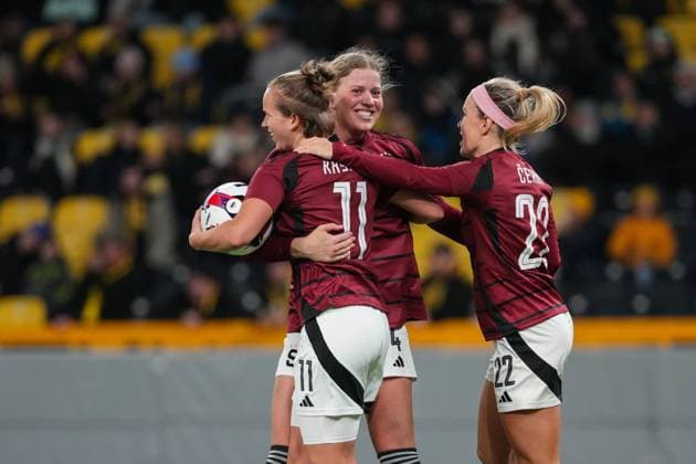 Schweiz: UEFA Women s Europa Cup 2025 26 1 8 final, BSC YB Frauen vs AC Sparta Praha - Stadion Wankdorf, Bern: Michaela Khyrova (11 Sparta Praha) jubelt nach ihrem tor zum 3:0 mit Franny Cerna (22 Sparta Praha) und Antonie Starova (7 Sparta Praha) Bern Stadion Wankdorf Bern Schweiz Copyright: xKjetilxWaberx