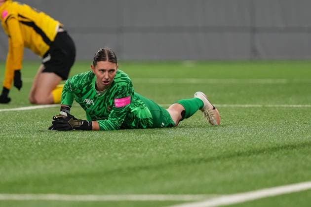 Schweiz: UEFA Women s Europa Cup 2025 26 1 8 final, BSC YB Frauen vs AC Sparta Praha - Stadion Wankdorf, Bern: Torhüter Jara Ackermann (1 YB Frauen) enttäuscht nach dem 3:0 Bern Stadion Wankdorf Bern Schweiz Copyright: xKjetilxWaberx