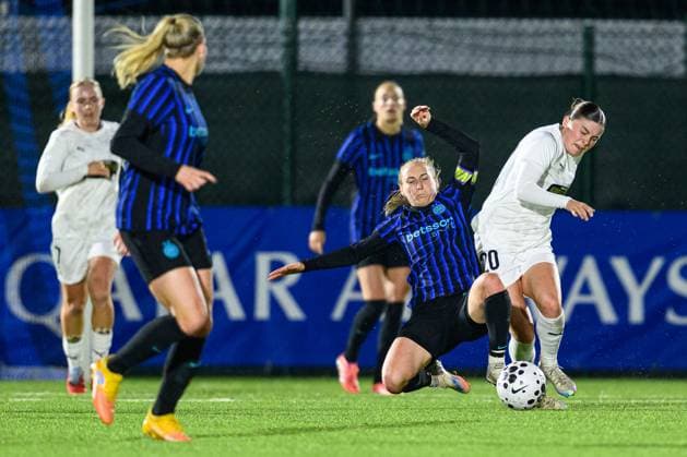 251119 Henrietta Csiszar of Inter and Hanna Wijk of Häcken during the UEFA Women s Europa Cup between Inter and Häcken on November 19, 2025 in Milano. Photo: Daniel Stiller BILDBYRAN kod DS DS0528 fotboll football soccer fotball europa cup inter häcken uefa womens europa cup dam bbeng Copyright: DANIELxSTILLER BB251119DS015