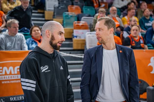 Basketball FIBA Europe Cup, Saison 2025 2026, Herren, Hauptrunde, Gruppenphase, 6. Spieltag, 19.11.2025, RASTA Vechta - Dinamo BDS Sassari Tommy Kuhse ( 12 - RASTA Vechta) im Gespräch mit Christian Held (Head-Coach - RASTA Vechta) vor der Partie Vechta RASTA Dome Niedersachsen Deutschland