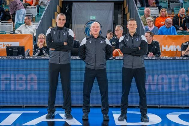 Basketball FIBA Europe Cup, Saison 2025 2026, Herren, Hauptrunde, Gruppenphase, 6. Spieltag, 19.11.2025, RASTA Vechta - Dinamo BDS Sassari Die Schiedsrichter vor der Partie Vechta RASTA Dome Niedersachsen Deutschland