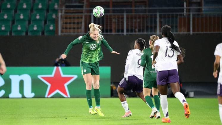 VfL vs. Manchester, CL Frauen Wolfsburg, 19.11.2025, FUßBALL - VfL Wolfsburg vs. Manchester United, ManU Champions League Frauen, Saison 2025 26. Camilla Küver (VfL Wolfsburg), Melvine Malard (Manchester United) Wolfsburg