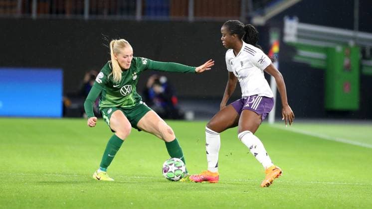 VfL vs. Manchester, CL Frauen Wolfsburg, 19.11.2025, FUßBALL - VfL Wolfsburg vs. Manchester United, ManU Champions League Frauen, Saison 2025 26. Camilla Küver (VfL Wolfsburg), Simi Awujo (Manchester United) Wolfsburg