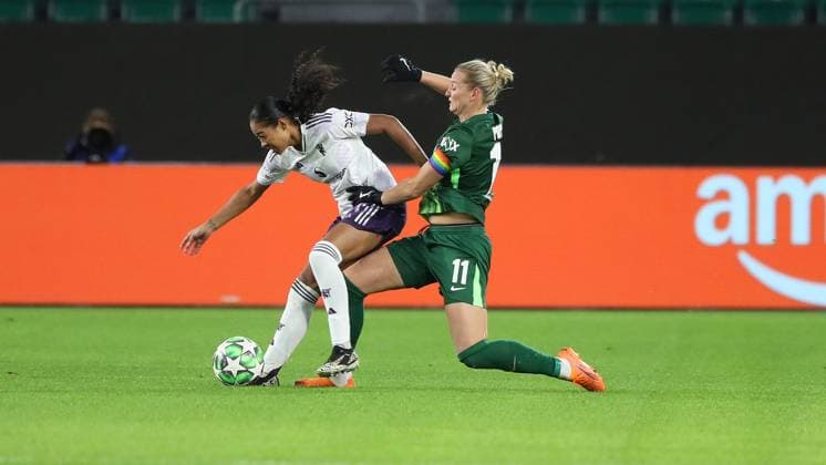 VfL vs. Manchester, CL Frauen Wolfsburg, 19.11.2025, FUßBALL - VfL Wolfsburg vs. Manchester United, ManU Champions League Frauen, Saison 2025 26. Hinata Miyazawa (Manchester United), Alexandra Popp (VfL Wolfsburg) Wolfsburg