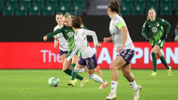 VfL vs. Manchester, CL Frauen Wolfsburg, 19.11.2025, FUßBALL - VfL Wolfsburg vs. Manchester United, ManU Champions League Frauen, Saison 2025 26. Ella Paddemors (VfL Wolfsburg), Hinata Miyazawa (Manchester United) Wolfsburg