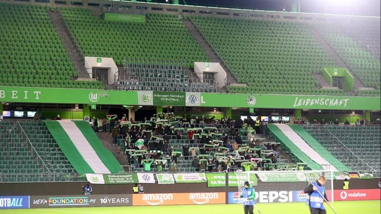 VfL vs. Manchester, CL Frauen Wolfsburg, 19.11.2025, FUßBALL - VfL Wolfsburg vs. Manchester United, ManU Champions League Frauen, Saison 2025 26. VfL Fans und Zuschauer Wolfsburg