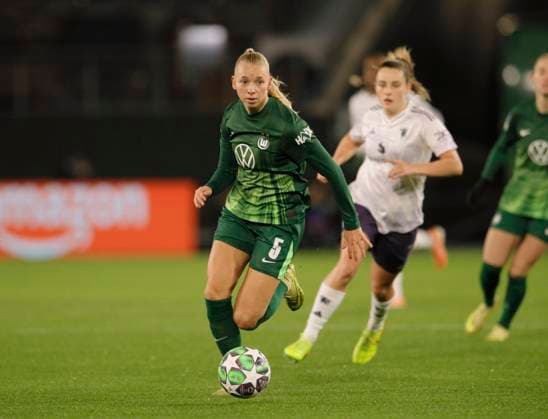 Foto : Ella PEDDEMORS (Wolfsburg). ist schneller als Ella TOONE (Manchester , rechts) Fussball Championsleague der Frauen am Mi. 19.11.2025 VfL Wolfsburg - Manchester United, ManU