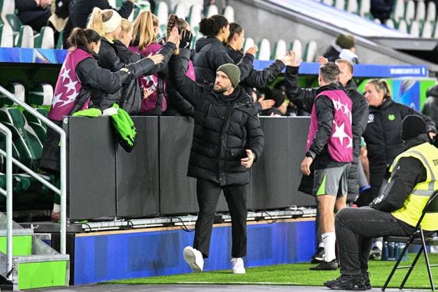 Fußball I Frauen I Saison 2025-2026 I Champions League I 4. Spieltag I VfL Wolfsburg - Manchester United, ManU I 19.11.2025 Torjubel Stephan Lerch (Trainer, VfL Wolfsburg) klatscht die Bank ab nach dem Ausgleichstor zum 1:1 Wolfsburg Volkswagen Arena Niedersachsen Deutschland Copyright: xLobeca InesxHähnelx