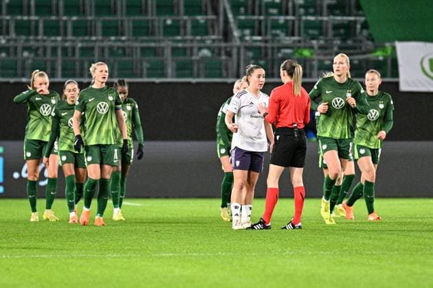 Fußball I Frauen I Saison 2025-2026 I Champions League I 4. Spieltag I VfL Wolfsburg - Manchester United, ManU I 19.11.2025 Maya Le Tissier (4, Manchester United) hat mit Schiedsrichterin (Name einsetzen) Redebedarf nach dem Ausgleichstor der Wolfsburgerinnen zum 1:1 Wolfsburg Volkswagen Arena Niedersachsen Deutschland Copyright: xLobeca InesxHähnelx