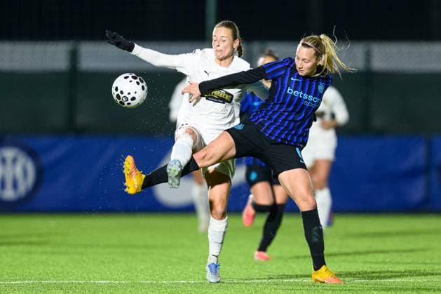 251119 Anna Anvegard of Häcken and Irene Santi of Inter during the UEFA Women s Europa Cup between Inter and Häcken on November 19, 2025 in Milano. Photo: Daniel Stiller BILDBYRAN kod DS DS0528 fotboll football soccer fotball europa cup inter häcken uefa womens europa cup dam bbeng Copyright: DANIELxSTILLER BB251119DS016