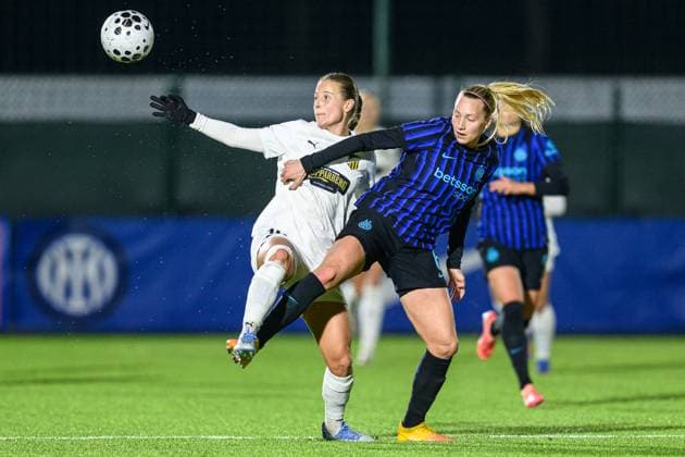 251119 Anna Anvegard of Häcken and Irene Santi of Inter during the UEFA Women s Europa Cup between Inter and Häcken on November 19, 2025 in Milano. Photo: Daniel Stiller BILDBYRAN kod DS DS0528 fotboll football soccer fotball europa cup inter häcken uefa womens europa cup dam bbeng Copyright: DANIELxSTILLER BB251119DS017