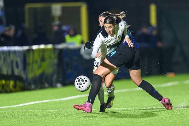 251119 Tabby Tindell of Häcken and Marija Milinkovic of Inter during the UEFA Women s Europa Cup between Inter and Häcken on November 19, 2025 in Milano. Photo: Daniel Stiller BILDBYRAN kod DS DS0528 fotboll football soccer fotball europa cup inter häcken uefa womens europa cup dam bbeng Copyright: DANIELxSTILLER BB251119DS019