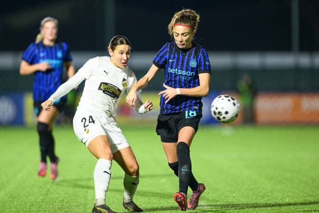 251119 Tabby Tindell of Häcken and Benedetta Glionna of Inter during the UEFA Women s Europa Cup between Inter and Häcken on November 19, 2025 in Milano. Photo: Daniel Stiller BILDBYRAN kod DS DS0528 fotboll football soccer fotball europa cup inter häcken uefa womens europa cup dam bbeng Copyright: DANIELxSTILLER BB251119DS021